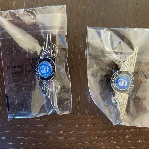 Alaska Metal Flight Pins x 2 - Picture 1 of 10